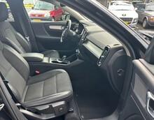 VOLVO XC40 2.0 T4 MOMENTUM PRO GEARTRONIC