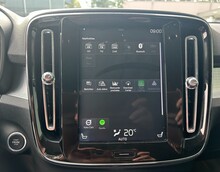 VOLVO XC40 2.0 T4 MOMENTUM PRO GEARTRONIC